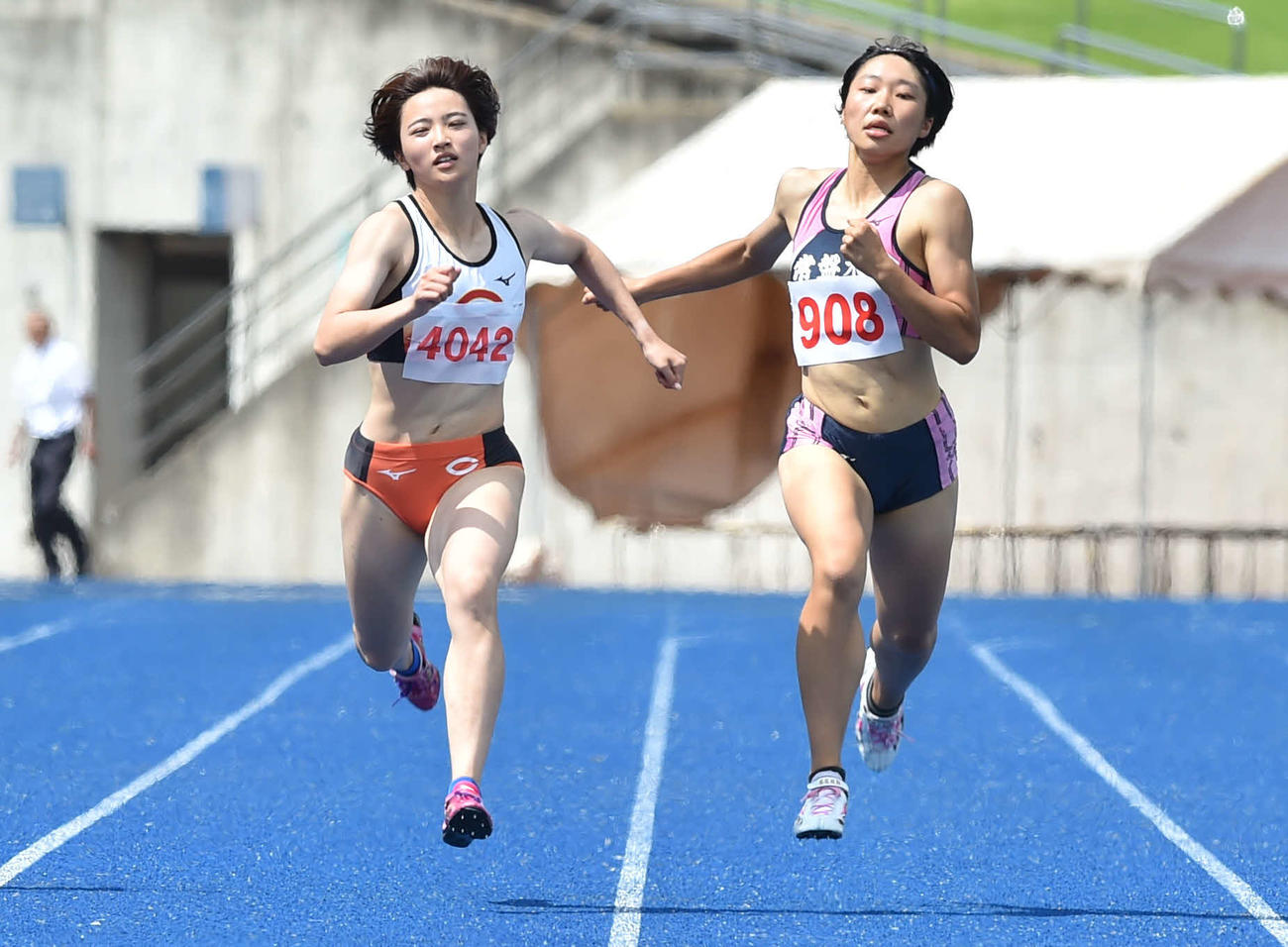 7月10日、宮城県選手権女子200メートルで力走する中大・佐藤（左）と常盤木学園・大槻