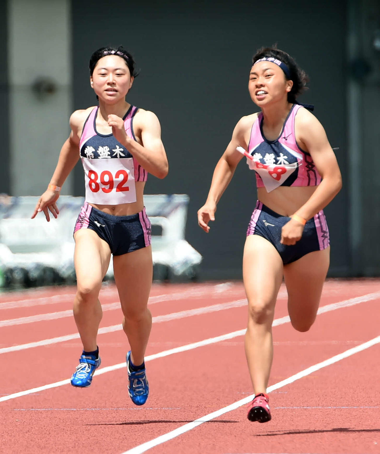 20年8月、宮城県総体代替大会女子200メートルで力走する常盤木学園・郷右近（左）と竹内
