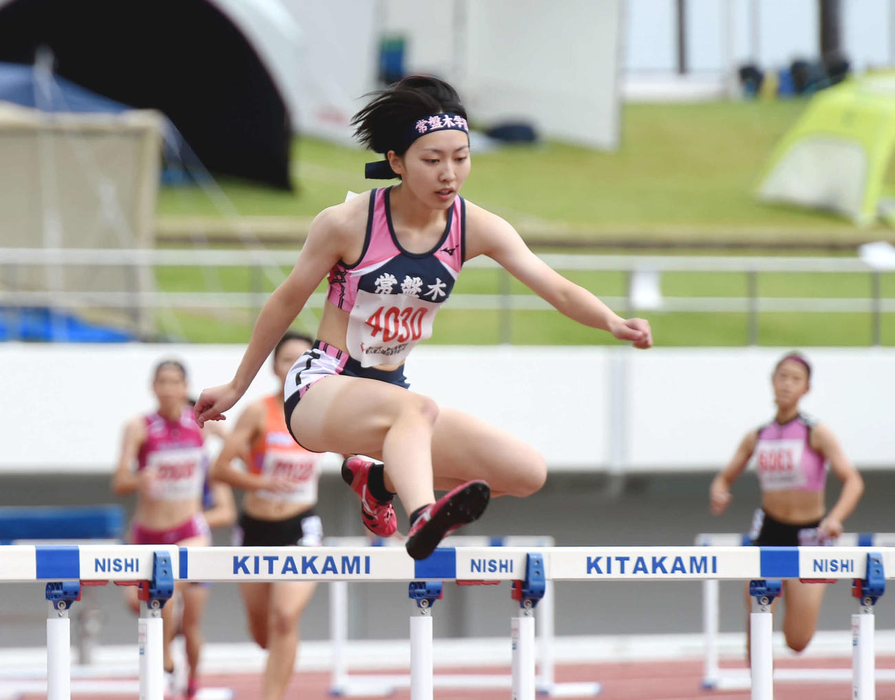 20年10月、東北高校新人女子400メートル障害で力走する常盤木学園・日下