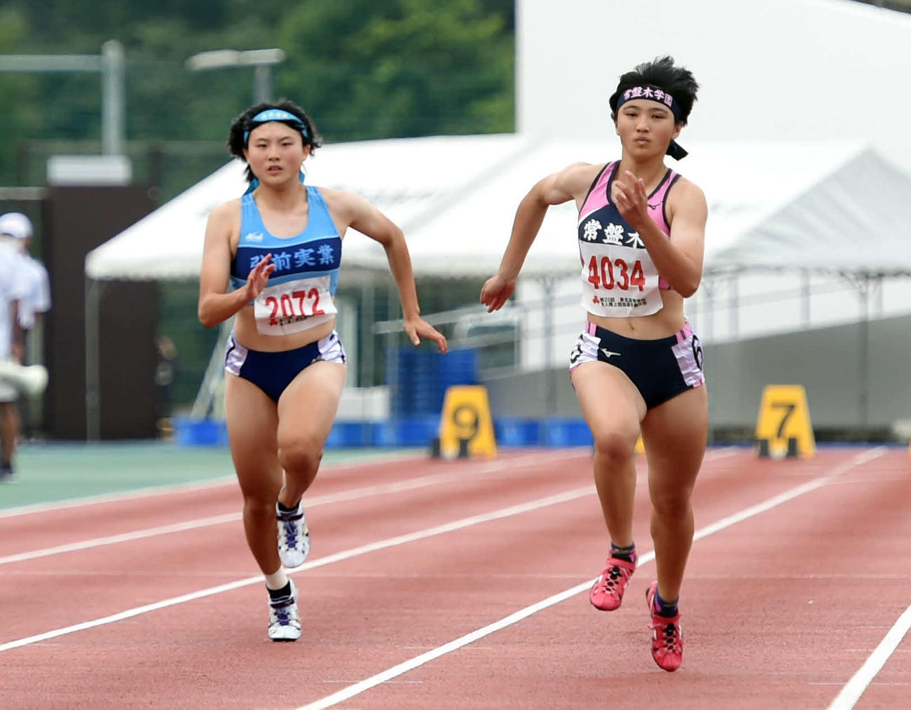 20年10月、東北高校新人女子100メートルで力走する常盤木学園・佐藤（右）