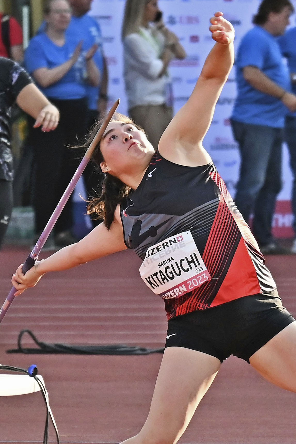 女子やり投げで優勝した北口榛花（共同）