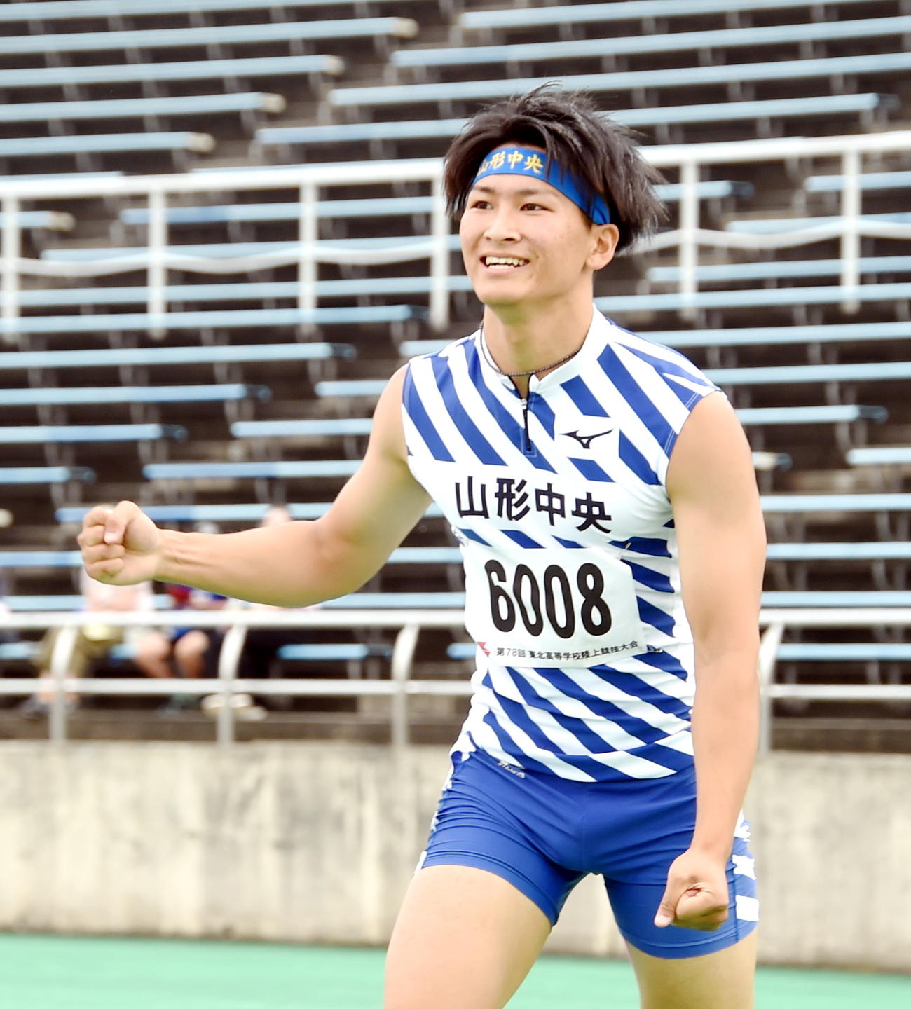 6月18日、男子110メートル障害で追い風参考ながら13秒台で優勝しガッツポーズする山形中央・高橋