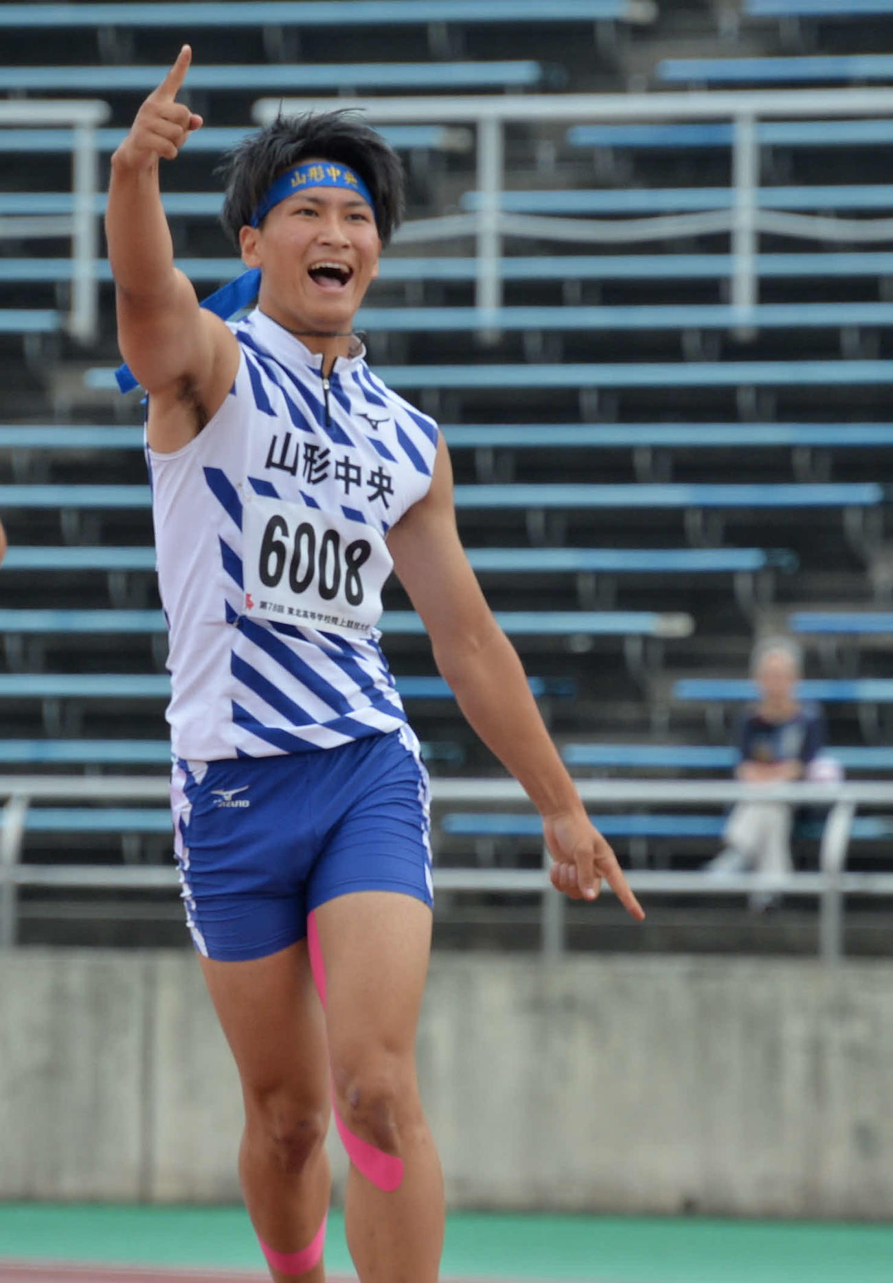 6月18日、男子110メートル障害で追い風参考ながら13秒台で優勝、指を突き出して喜ぶ山形中央・高橋