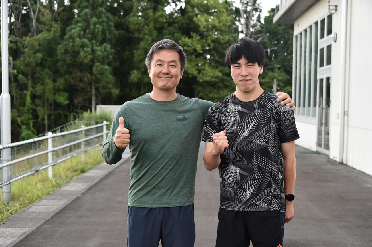 来春活動開始の女子駅伝部も指導する山本監督（左）と井上