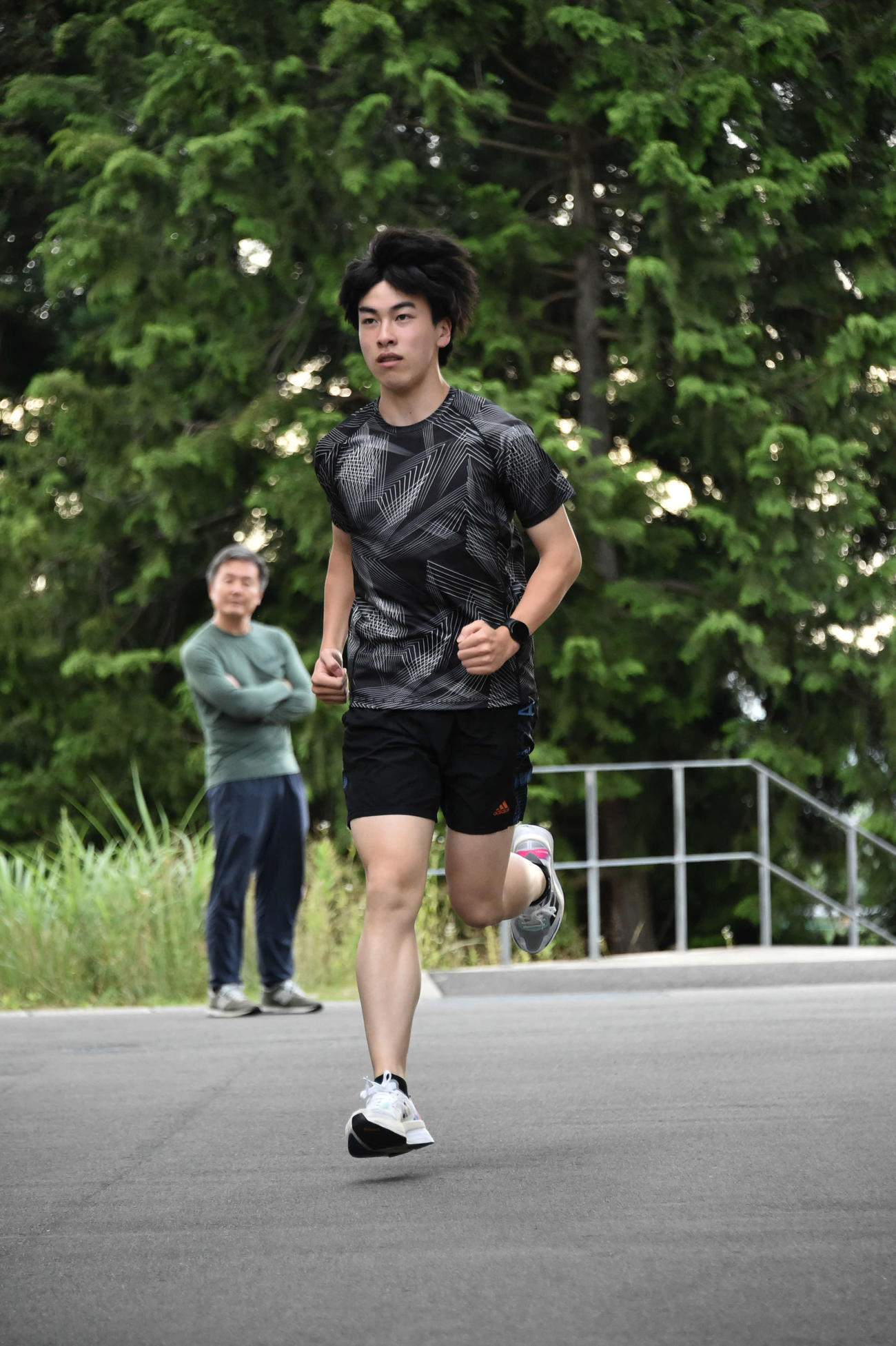 新潟経営大、中・長距離部のただ1人の部員の井上は、山本監督が見守る中、走り込む