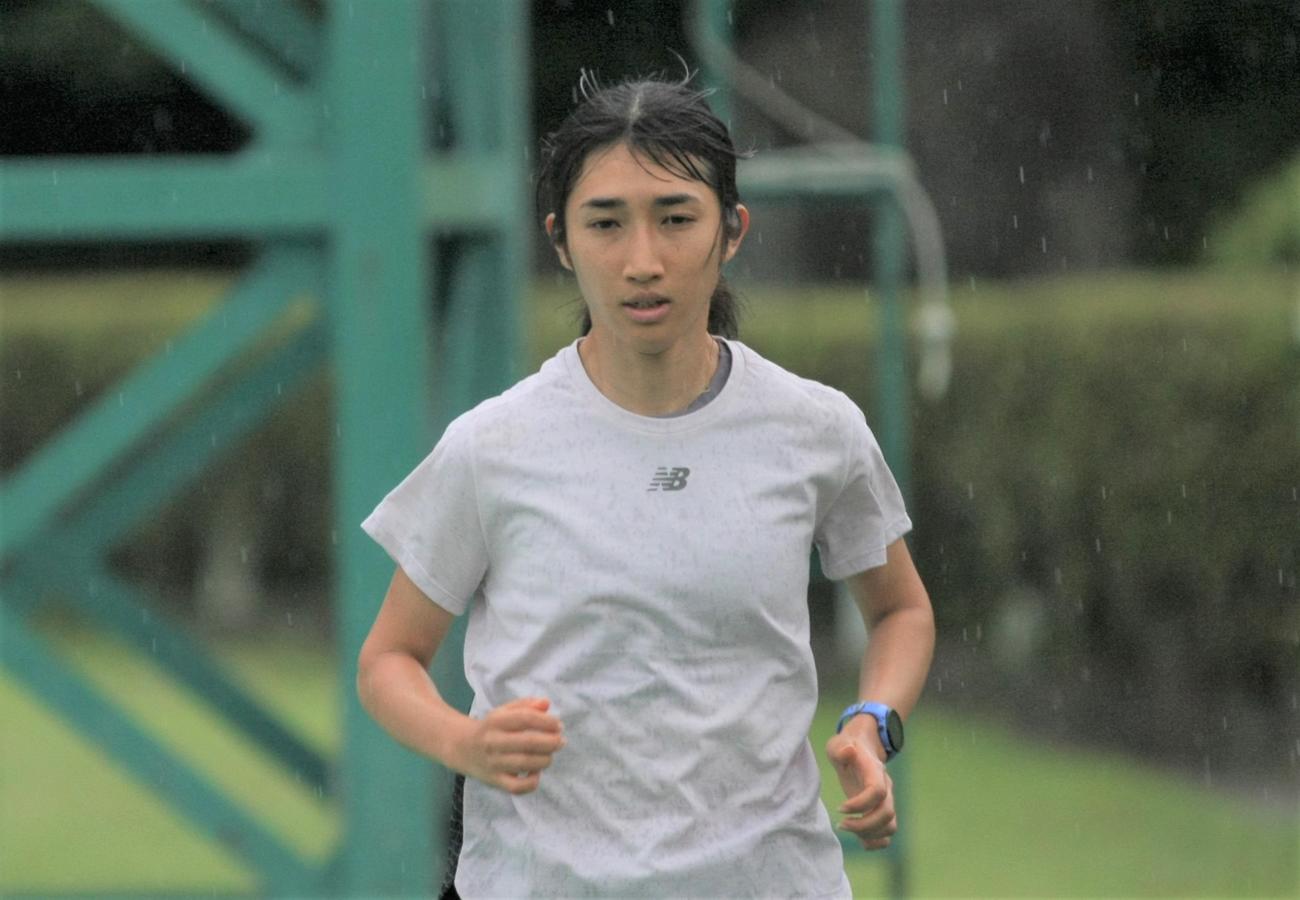 練習を公開した陸上女子の田中（撮影・藤塚大輔）