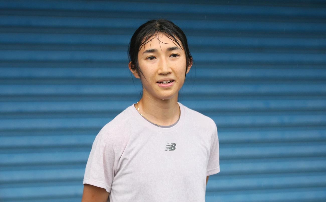 長野・茅野市内で練習を公開し、報道陣へ呼びかける陸上女子の田中（撮影・藤塚大輔）