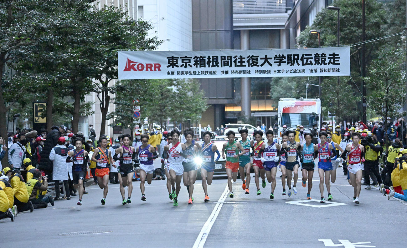 1月2日、東京・大手町をスタートする箱根駅伝1区の選手たち