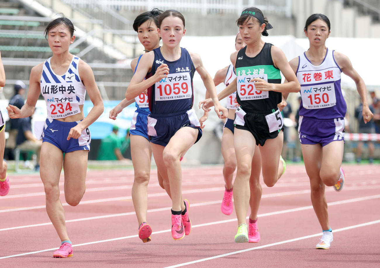 女子1500メートルに出場するドルーリー朱瑛里（中央）（撮影・佐藤翔太）