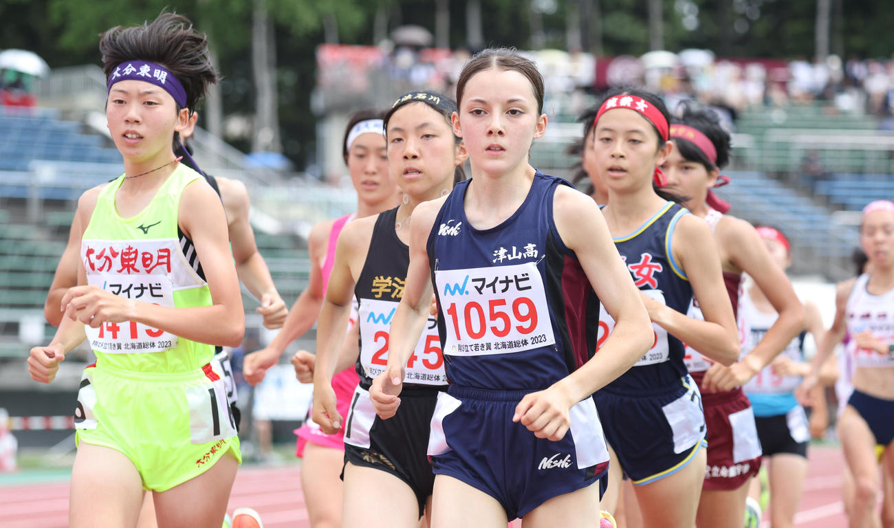 女子1500メートルに出場するドルーリー朱瑛里（中央）（撮影・佐藤翔太）