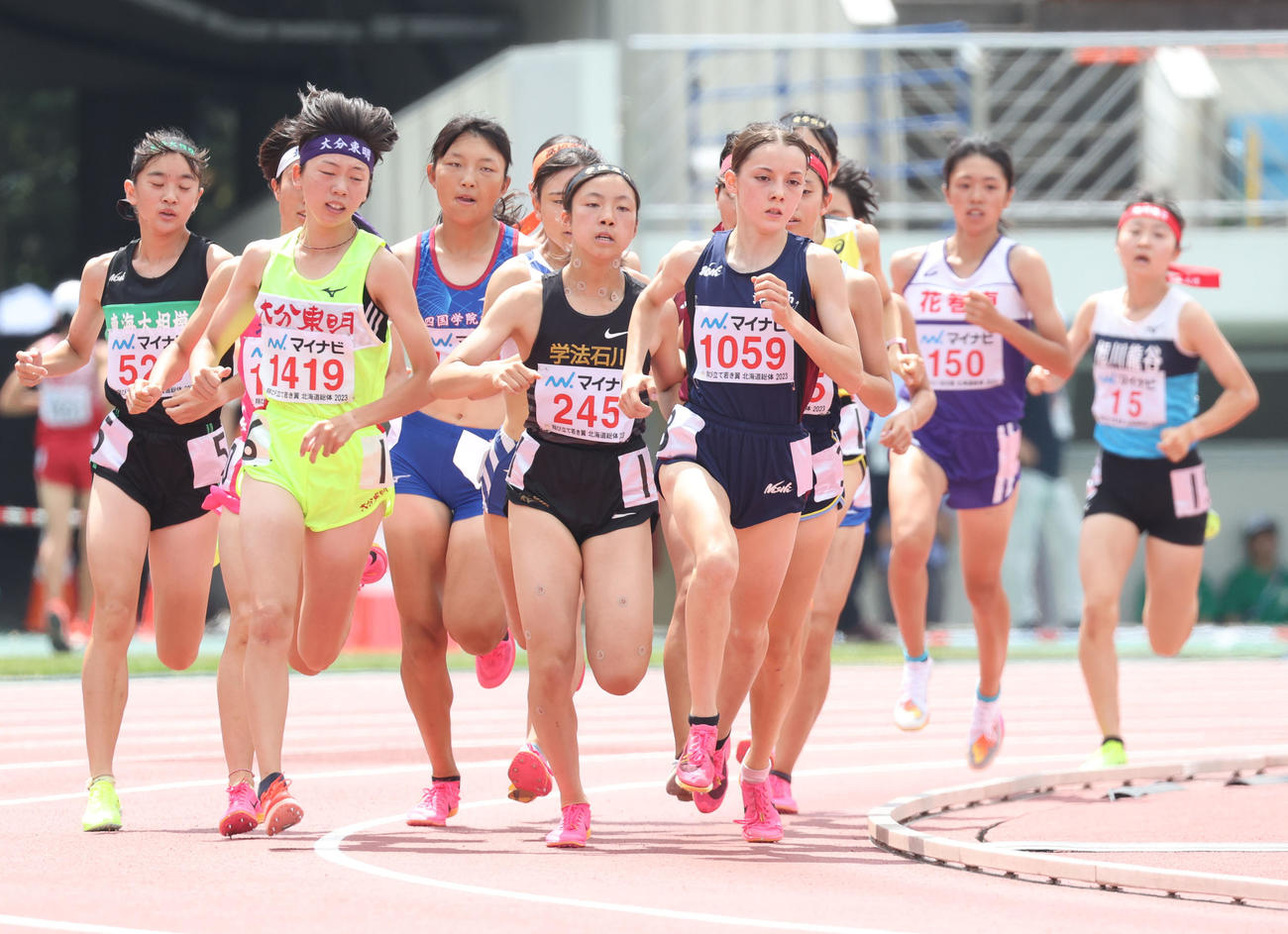 女子1500メートルに出場するドルーリー朱瑛里（中央）（撮影・佐藤翔太）