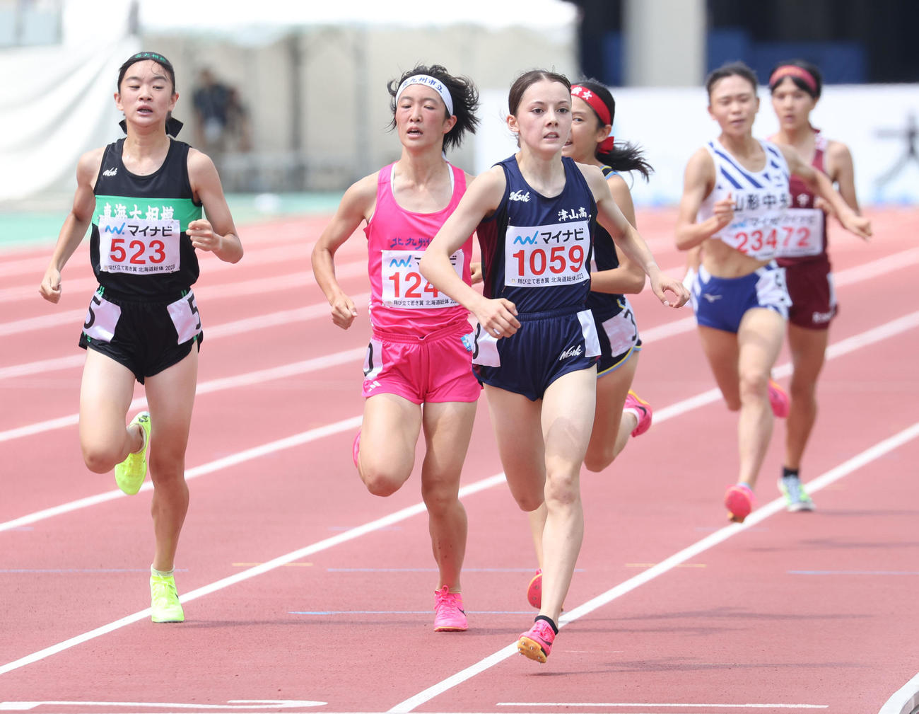 女子1500メートルに出場し4組トップでゴールするドルーリー朱瑛里（中央手前）（撮影・佐藤翔太）