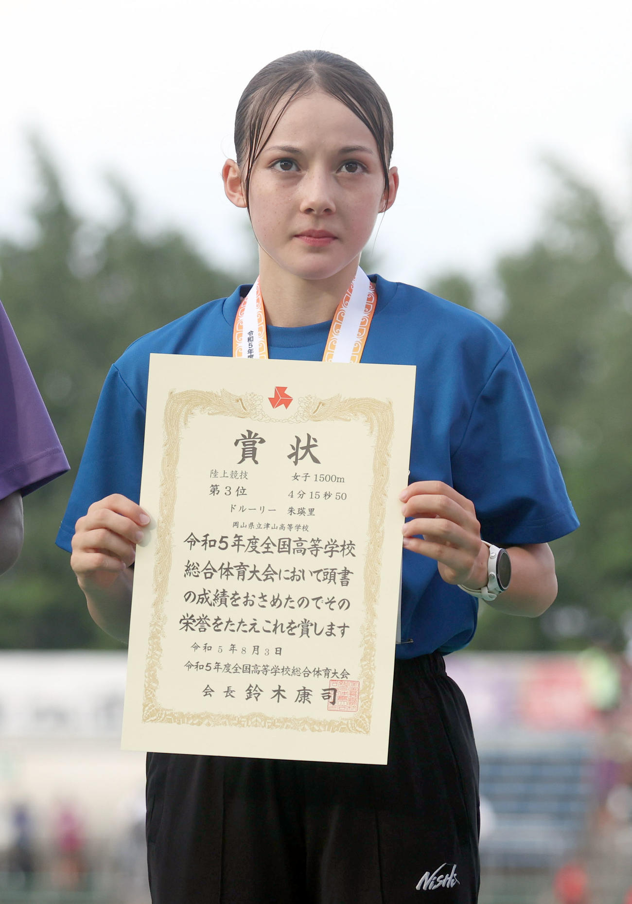 表彰台で賞状を持つ3位津山のドルーリー朱瑛里（撮影・佐藤翔太）