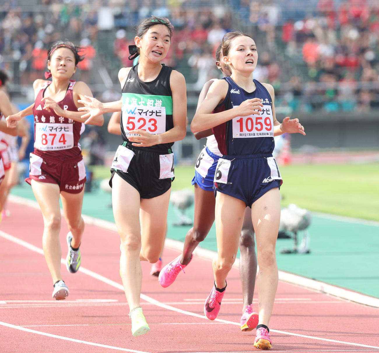 女子1500メートル決勝　3位でゴールするドルーリー朱瑛里（右）（撮影・佐藤翔太）