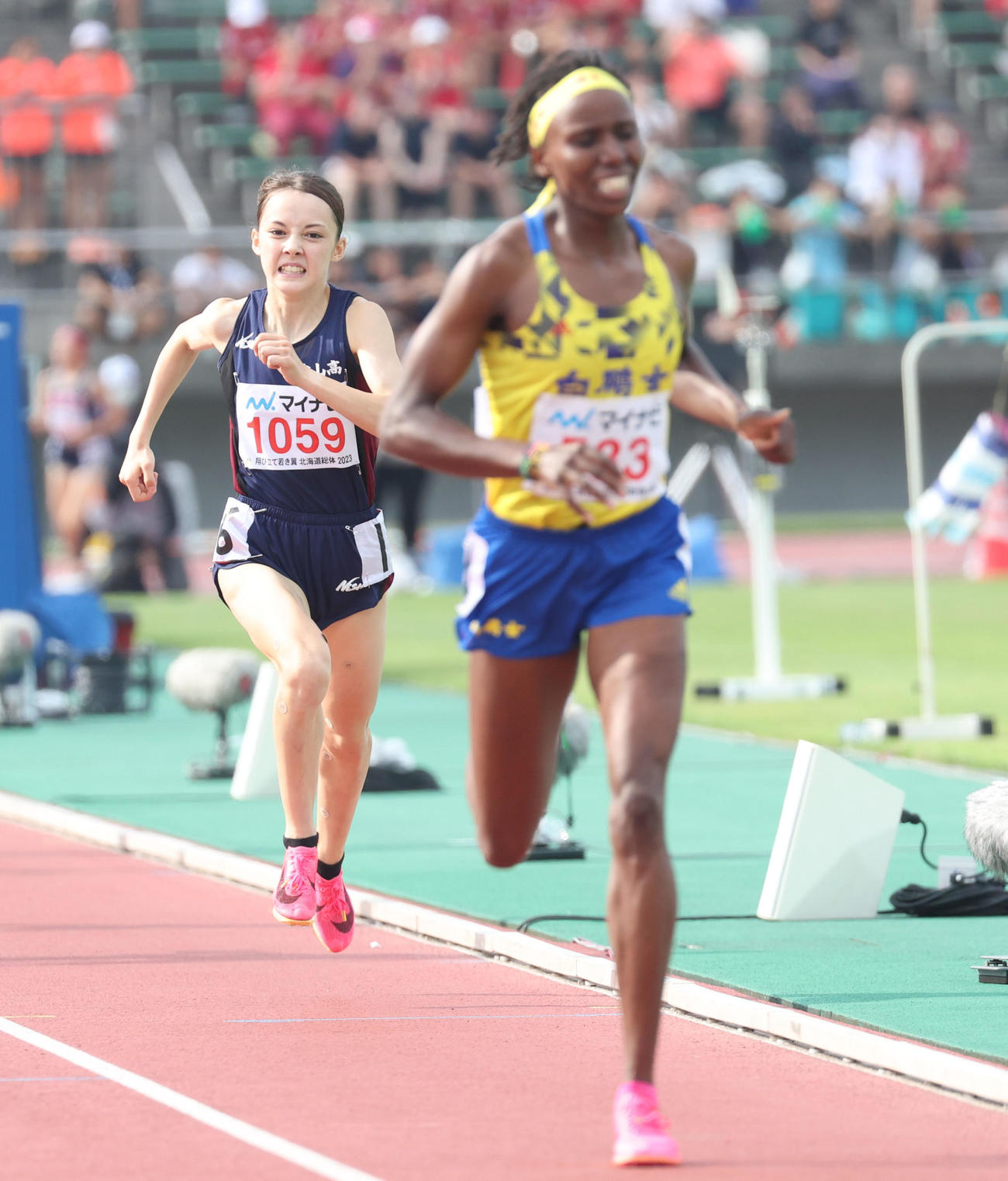女子1500メートル決勝　力走するドルーリー朱瑛里（左後方）（撮影・佐藤翔太）