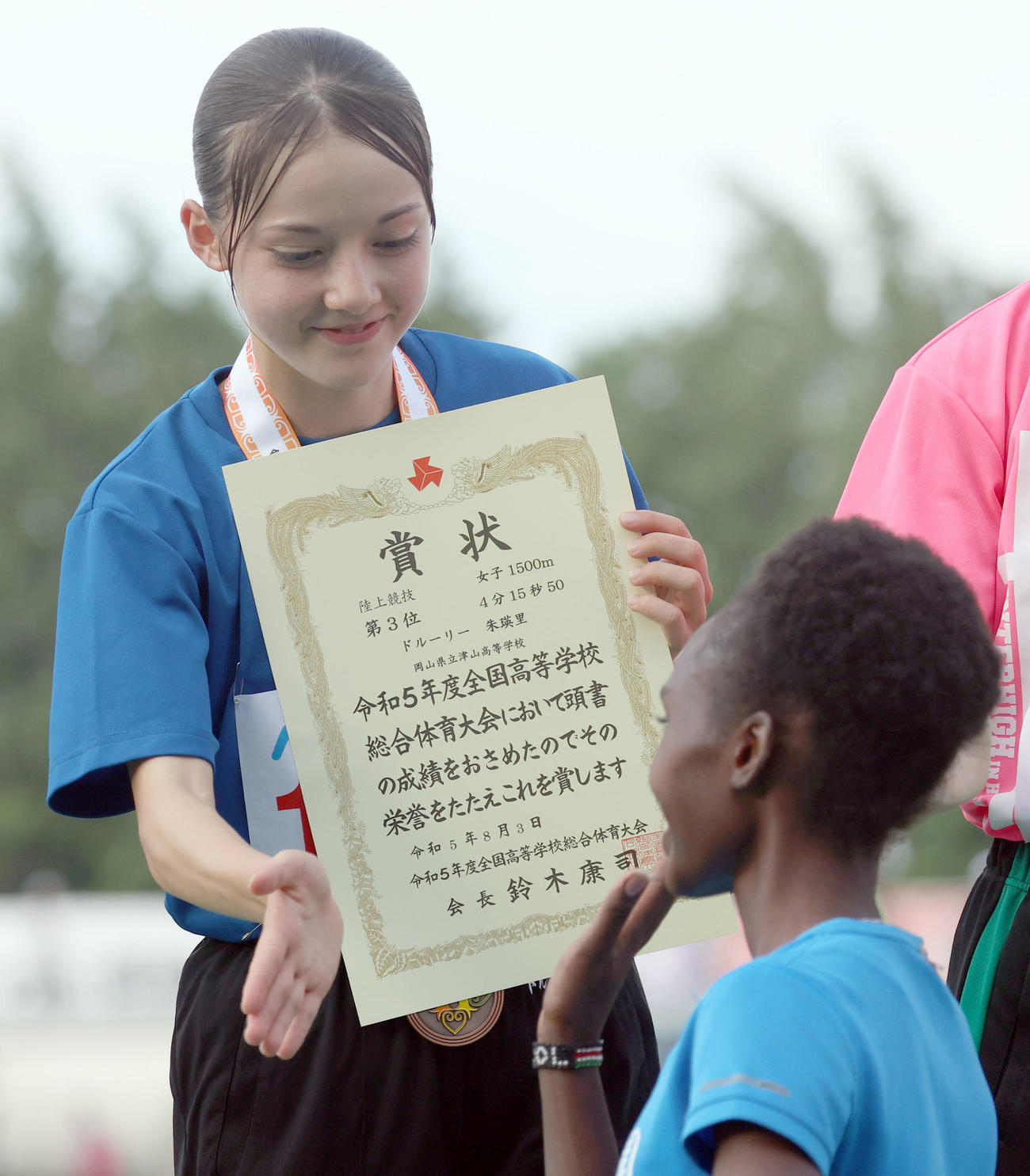 津山のドルーリー朱瑛里（左後方）は優勝した神村学園のカリバ・カロラインを笑顔で出迎える（撮影・佐藤翔太）