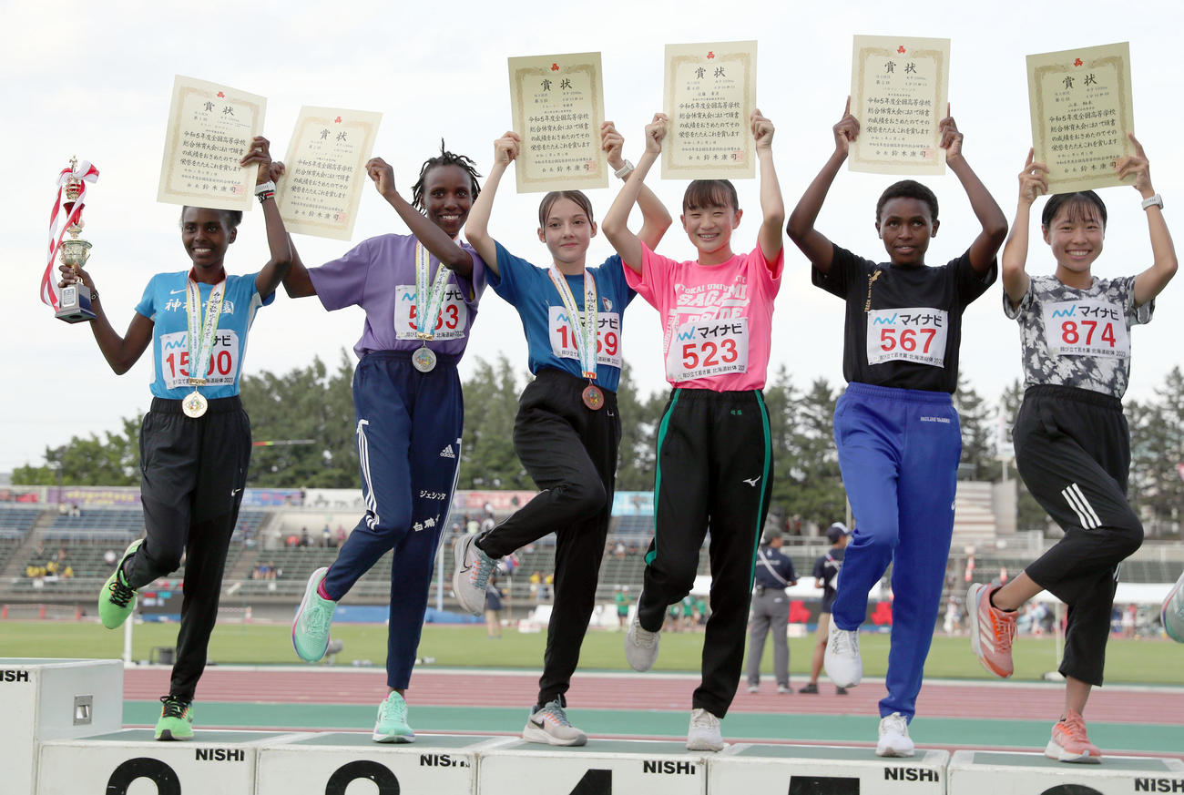 女子1500メートルの表彰台でポーズをとるドルーリー朱瑛里（左から3人目）ら選手たち（撮影・佐藤翔太）