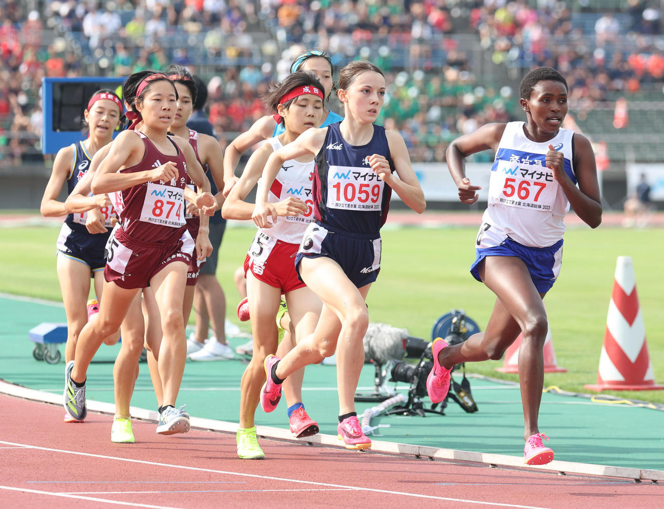 女子1500メートル決勝　力走するドルーリー朱瑛里（中央手前）（撮影・佐藤翔太）