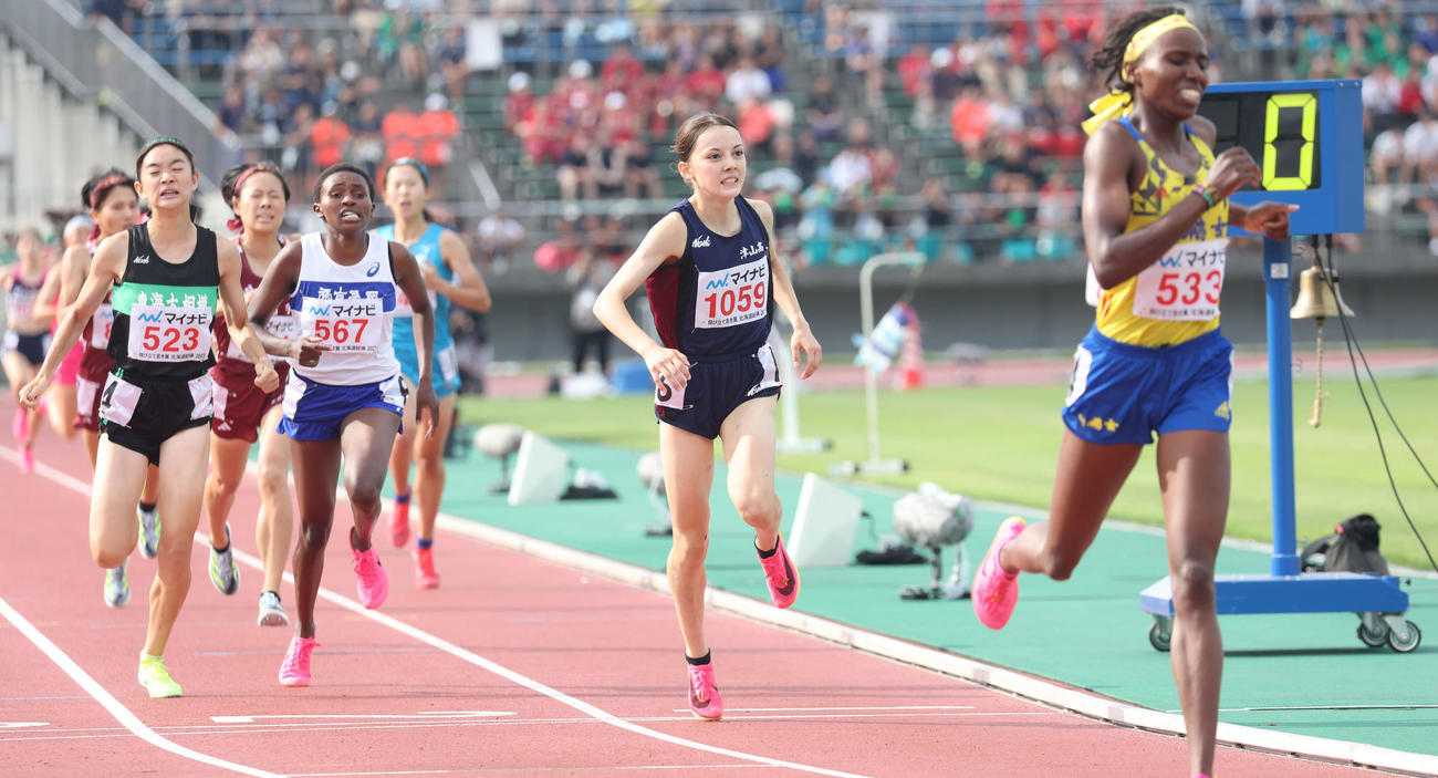女子1500メートル決勝　3位でゴールするドルーリー朱瑛里（中央）（撮影・佐藤翔太）