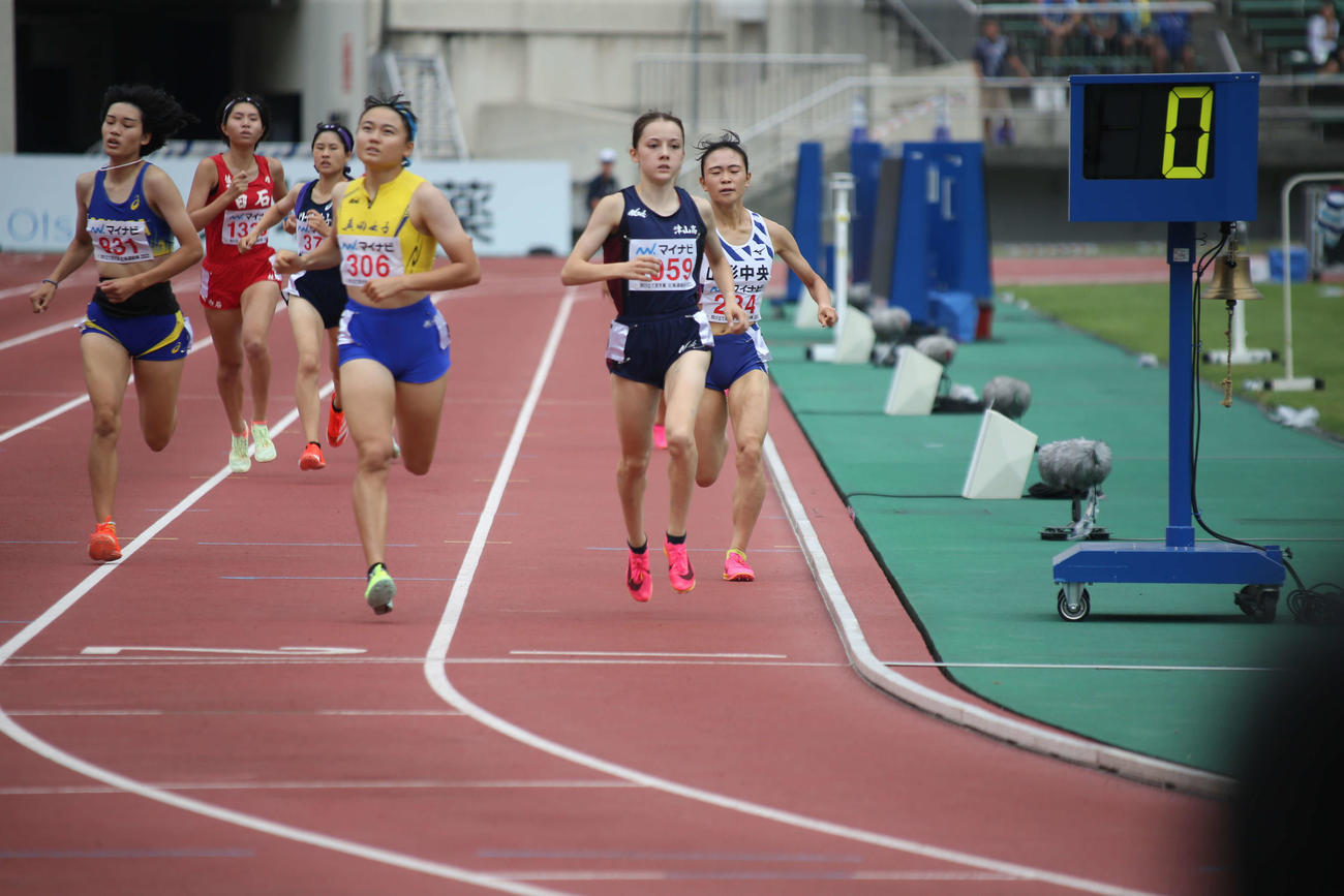 女子800メートル予選7組2位でゴールするドルーリー朱瑛里（撮影・中島洋尚）