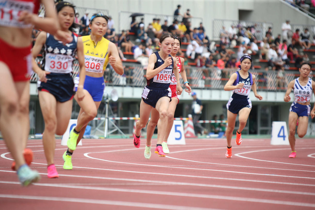 女子800メートル予選7組で走るドルーリー朱瑛里（撮影・中島洋尚）