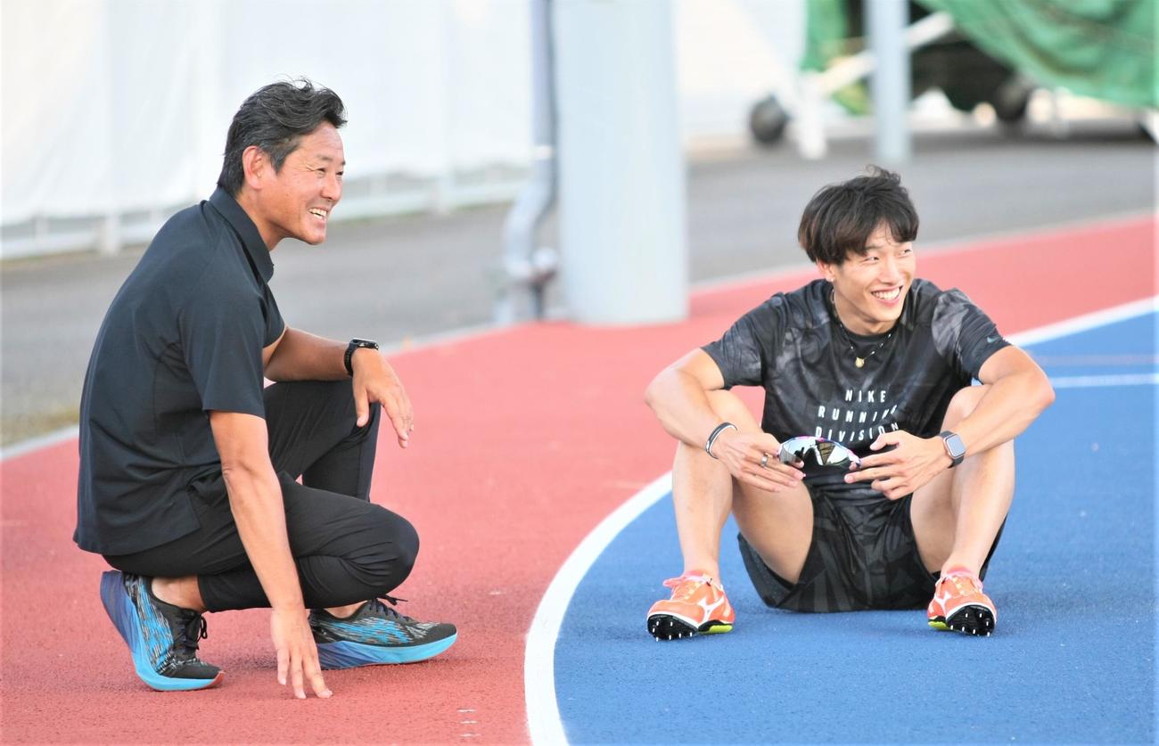 都内で公開練習に臨んだ泉谷駿介（右）と日本陸連の山崎強化委員長（撮影・藤塚大輔）