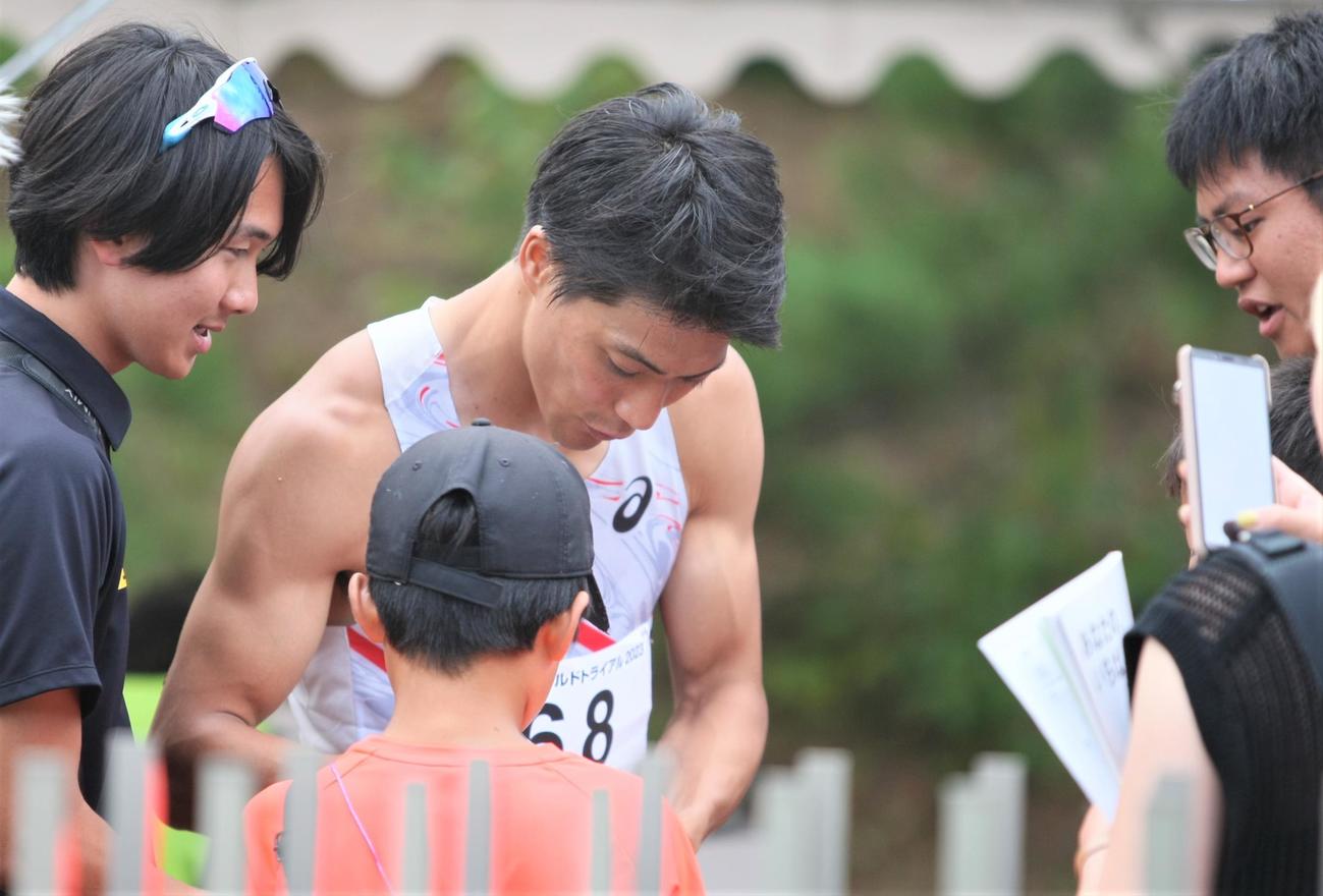 富士北麓ワールドトライアル　男子200メートル決勝を走り終えてファンのサインに応じる山縣（撮影・藤塚大輔）