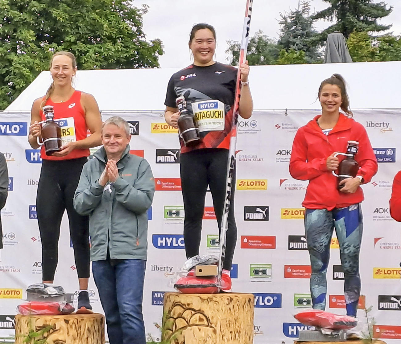 陸上のコンチネンタルツアー・ブロンズの女子やり投げで優勝し、笑顔の北口榛花（右から2人目）（共同）