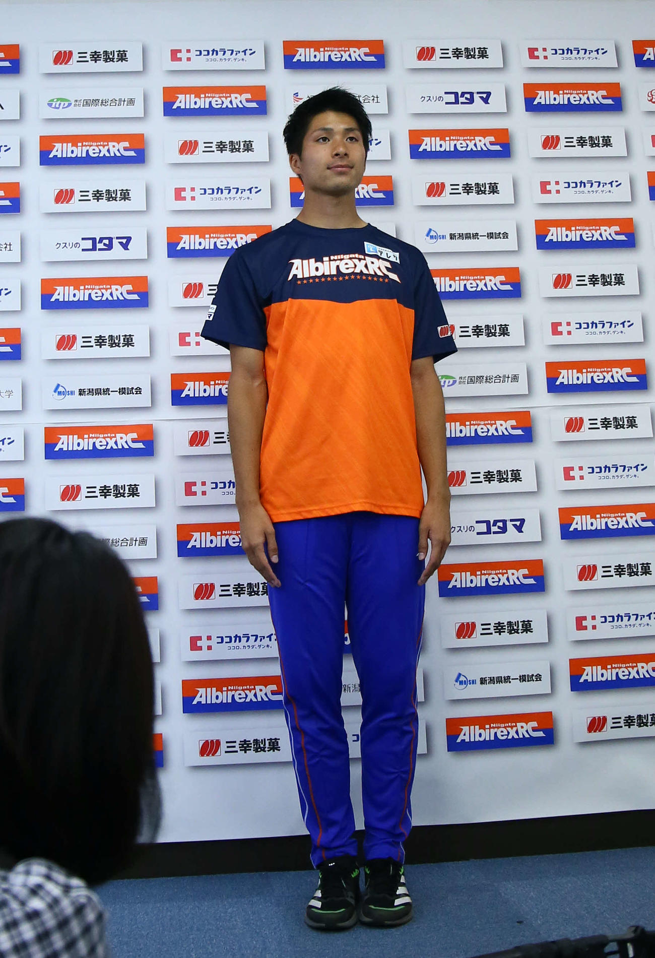 直立不動で会見する陸上走り高跳びの長谷川