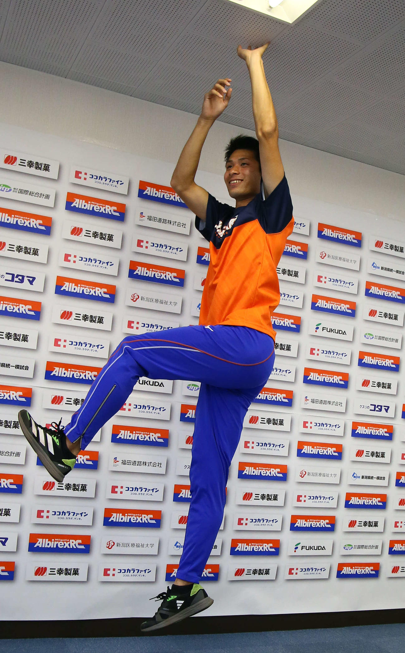 ジャンプして天井に触れる長谷川