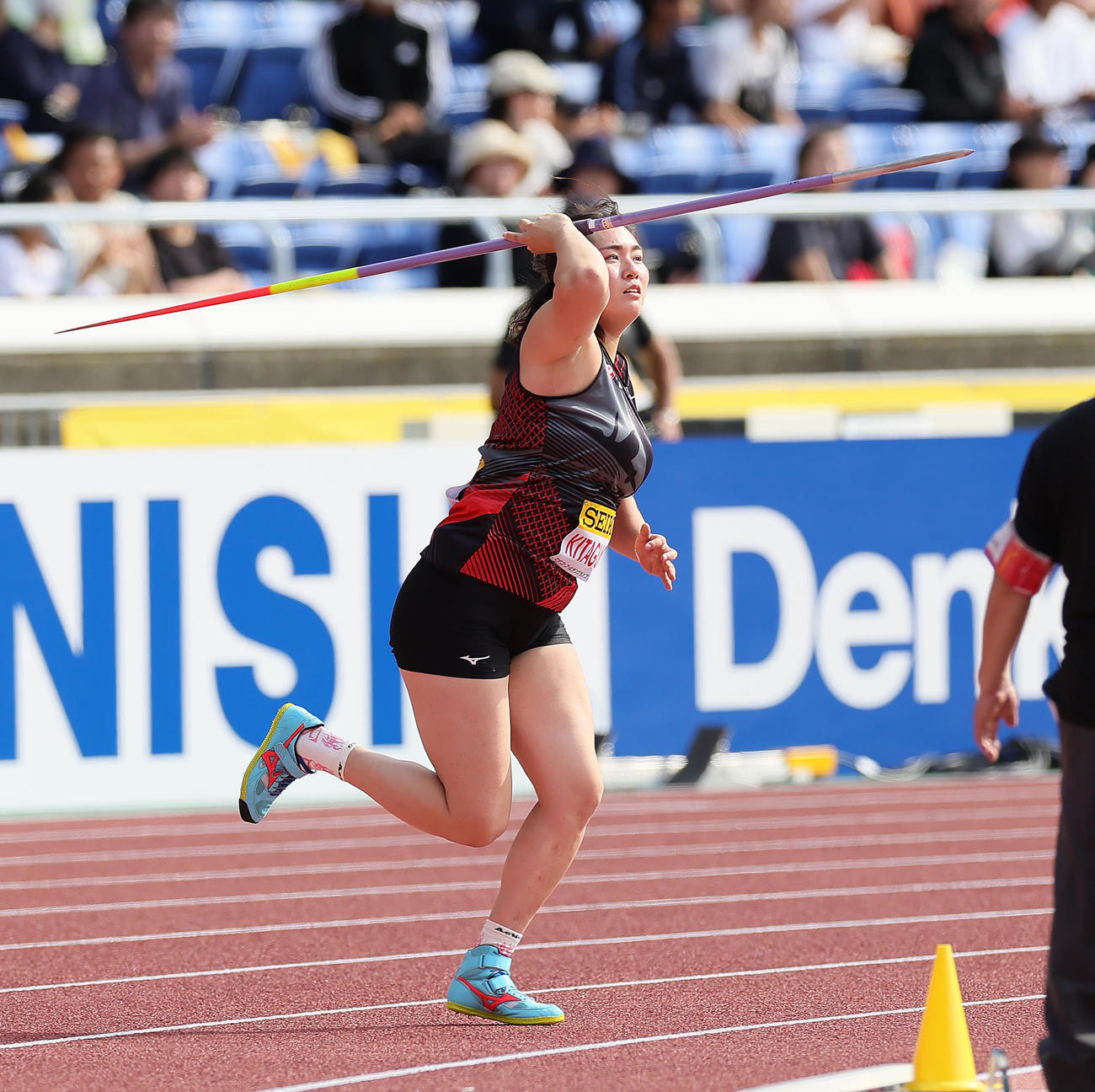 5月21日、セイコーゴールデングランプリ・女子やり投げの投てきで助走をする北口