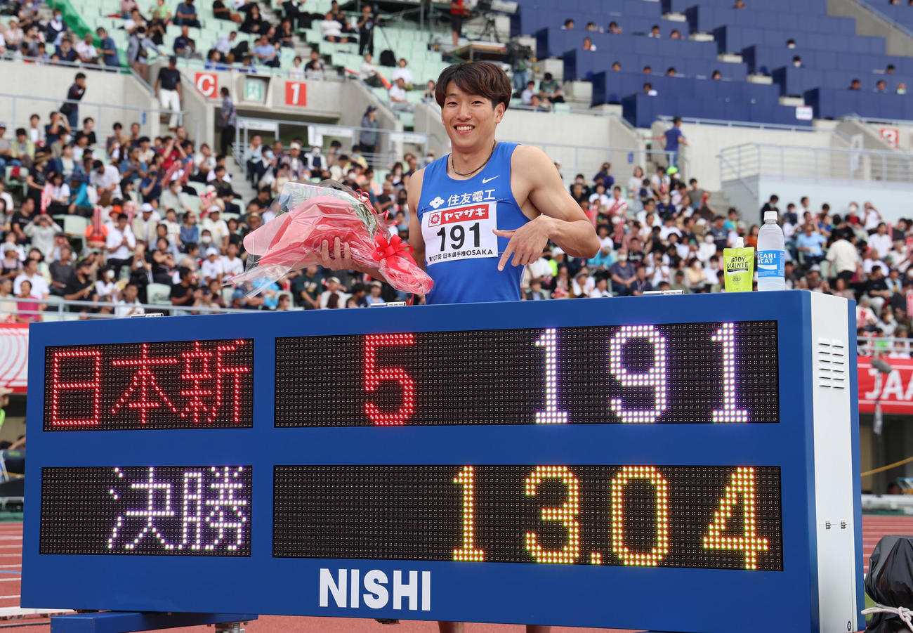 日本選手権男子110メートル障害を13秒04の日本記録で優勝した泉谷駿介は表示盤を指さす（2023年6月4日撮影）
