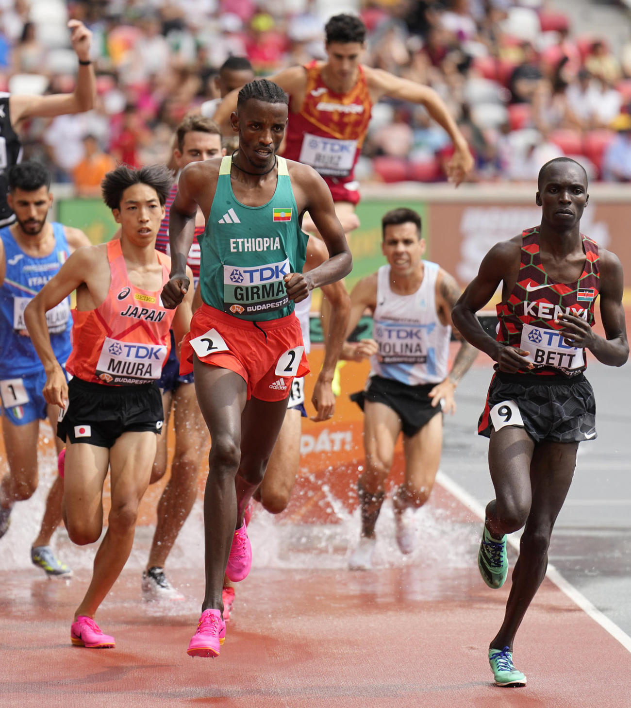 男子3000m障害予選　予選3組で4位に入り決勝進出を決めた三浦龍司（左から2人目）（AP）