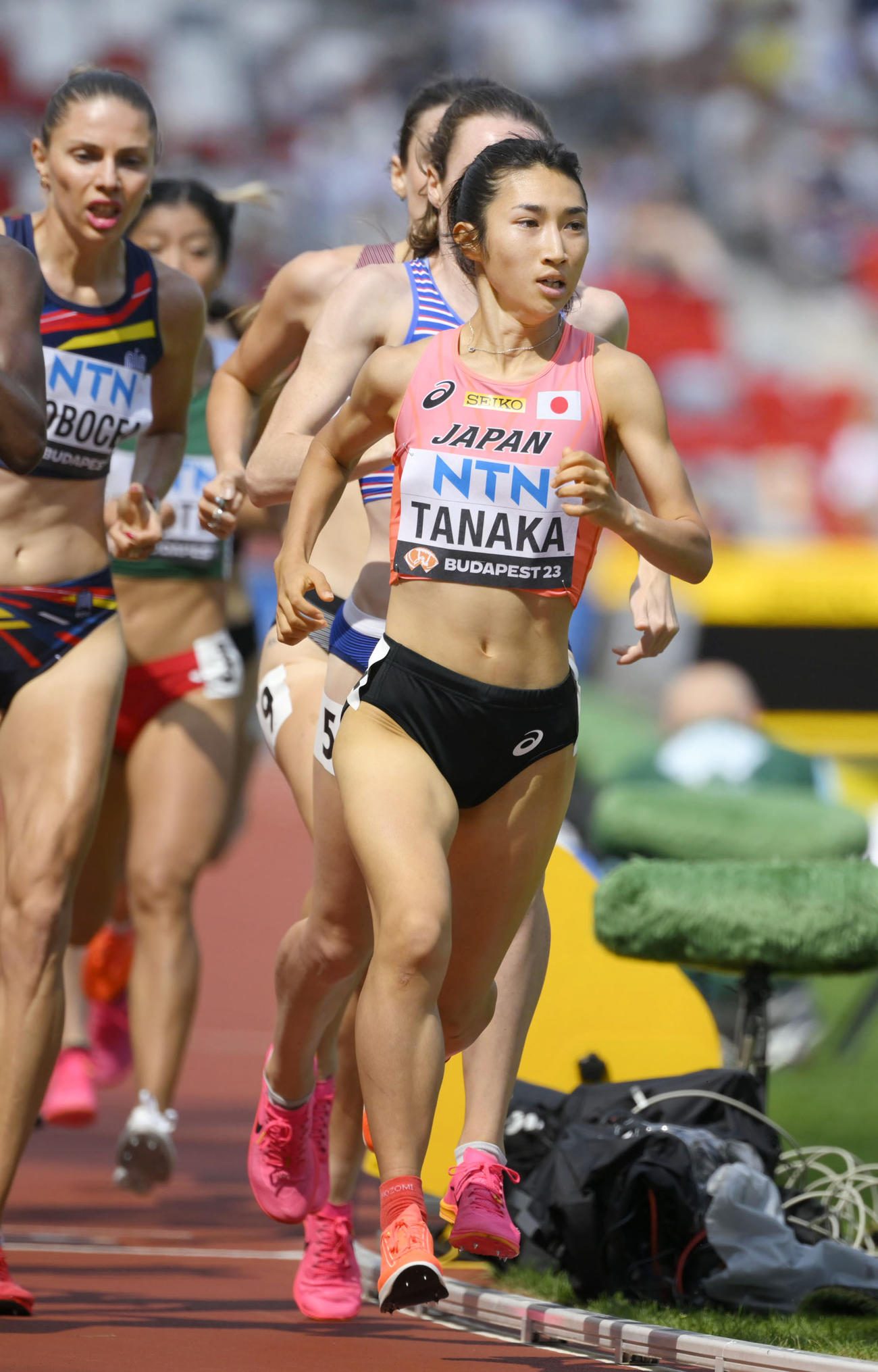 女子1500m予選　力走する田中（共同）
