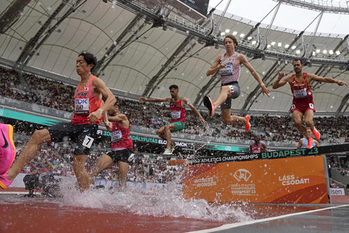 男子3000m障害予選　日本勢20年ぶり決勝進出の快挙を達成した青木涼真（左）（AP）　