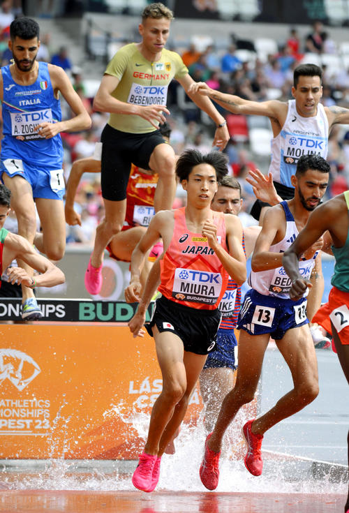 男子3000m障害予選　水濠を越え、力走する三浦龍司（手前左）（共同）