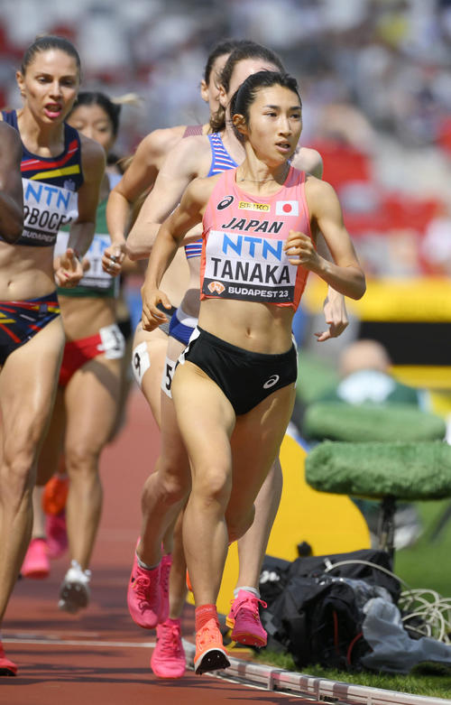 女子1500m予選　力走する田中（共同）