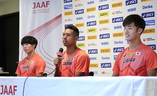陸上の世界選手権開幕を前に記者会見するサニブラウン・ハキーム（中央）、柳田大輝（右）、坂井隆一郎（共同）