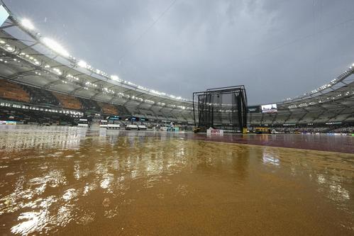 世界陸上の開始直前、大雨を伴う雷雨が発生した（AP)