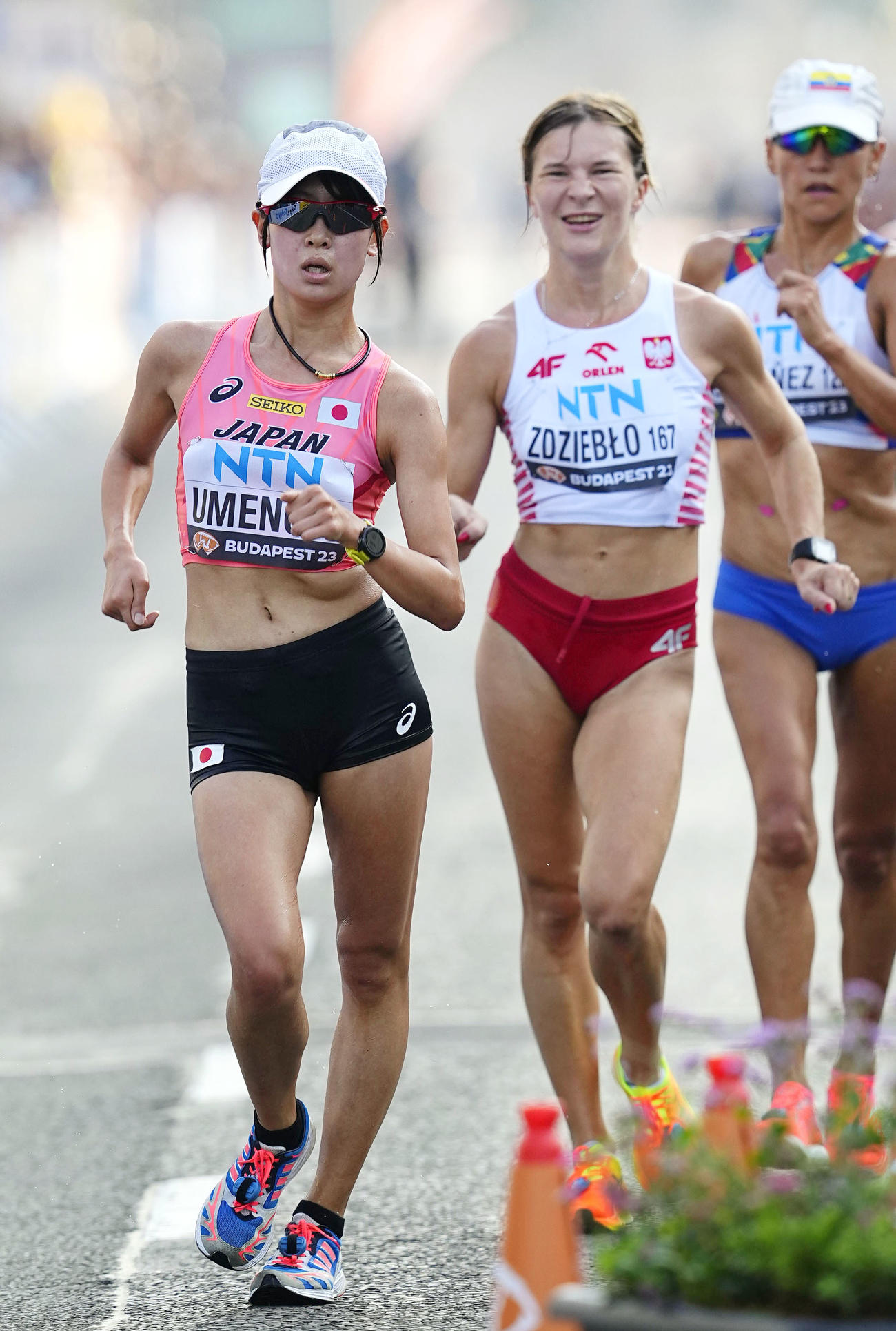 女子20キロ競歩　レースする梅野倖子（左）（共同）