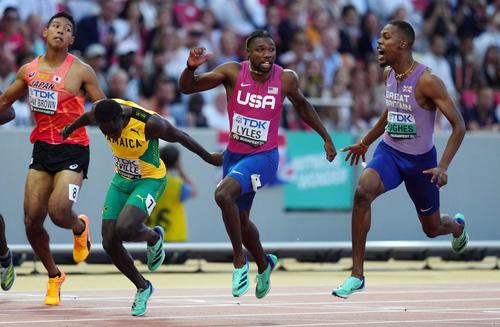 男子100m決勝で6位のサニブラウン（左）。右から2人目は優勝したライルズ（ロイター）