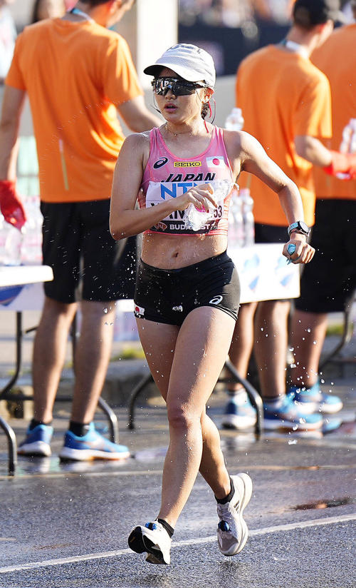 女子20キロ競歩　レースする柳井綾音（共同）