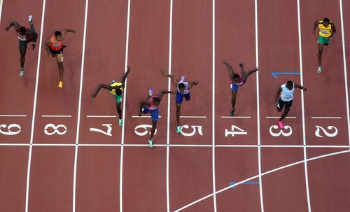 男子100m決勝で6位のサニブラウン（左から2人目）（ロイター）