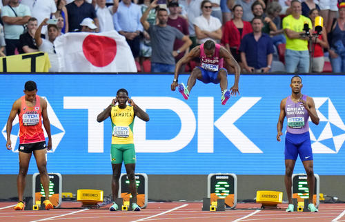 男子100m決勝、スタートを待つサニブラウン（左端）ら決勝進出者（AP)