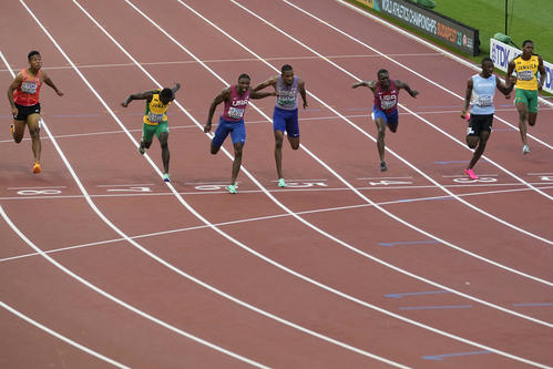 男子100m決勝で6位のサニブラウン（左端）（AP）