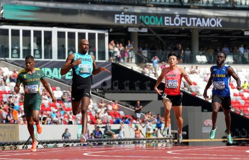 男子400m予選　日本新記録で準決勝進出を決めた佐藤拳太郎（右から2人目）（ロイター）