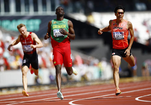 男子400m予選　準決勝進出を決めた佐藤風雅（右）（ロイター）
