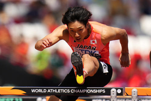男子110m障害予選　準決勝進出を決めた泉谷駿介（AP）