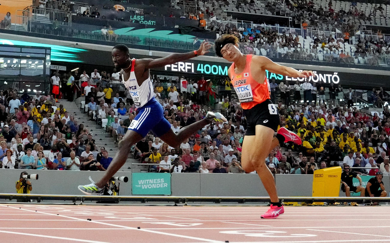 男子400メートル障害準決勝　自己ベストを更新した黒川和樹（右＝ロイター）