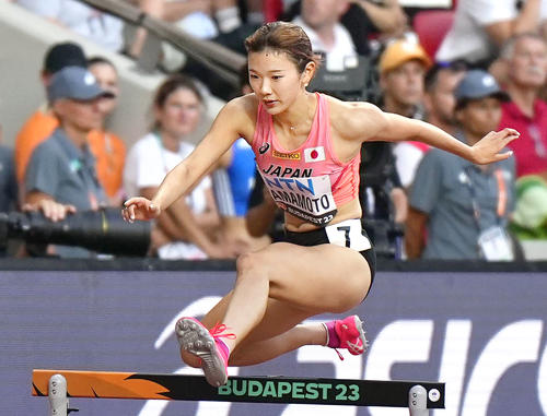 女子400 メートル 障害予選　力走する山本亜美（共同）